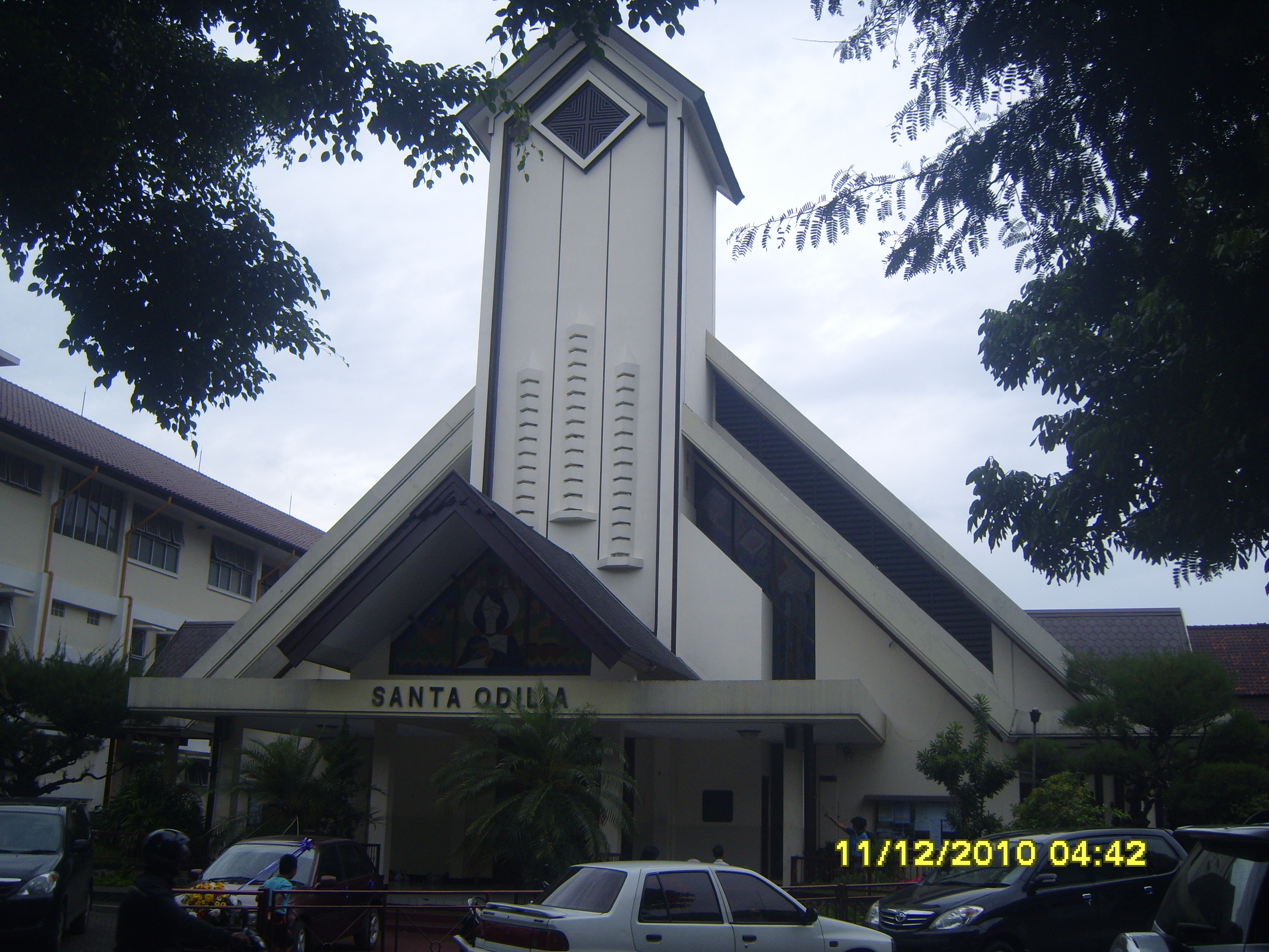 Gereja Katolik St Odilia Cicadas terletak di Jl Cikutra No 7 tepatnya di sebelah selatan Rumah Sakit St Yusuf Bandung Untuk mencapai gereja ini