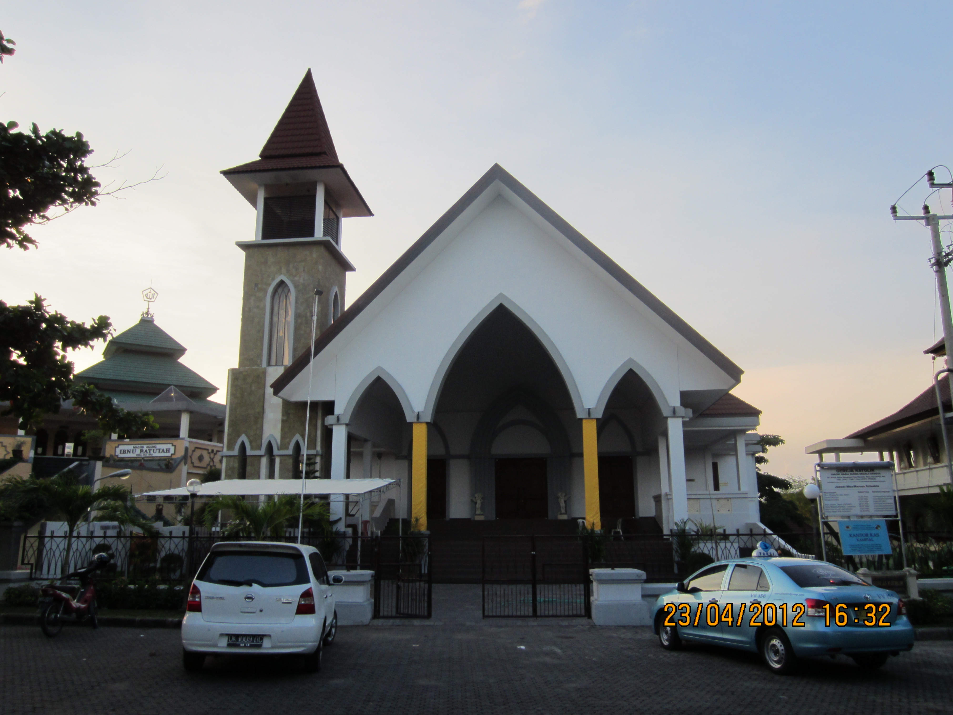 Gereja St Maria Bunda Segala Bangsa berada di dalam komplek Puja Bhakti Nusa Dua tepatnya di Jl Kuruk Setra Nusa Dua Bali Dapat ditempuh melalui jalan by